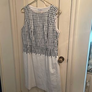 Isaac Mizrahi white and navy sleeveless summer shift dress.  NWOT
